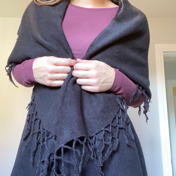 Sleeveless black flowy vest - Picture 2 of 3